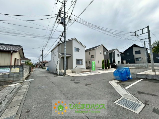 加須市久下３丁目　中古一戸建ての前面道路含む現地写真