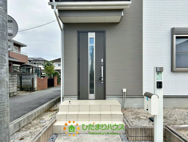 加須市久下３丁目　中古一戸建ての玄関