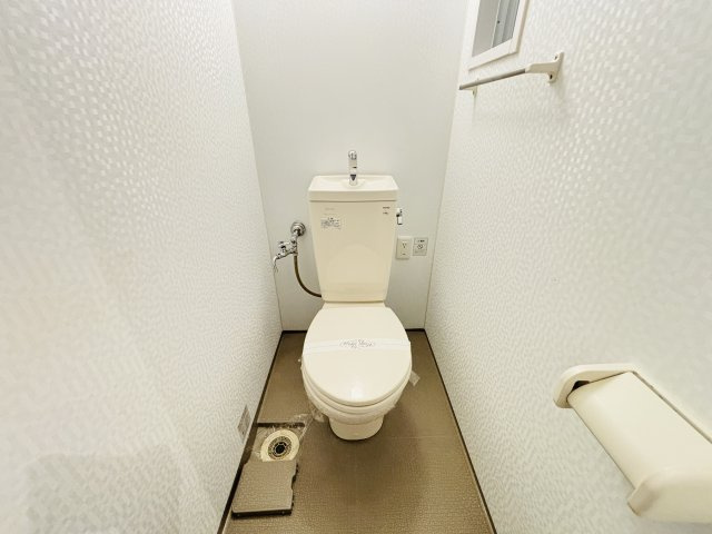 アーバンビュー内間のトイレ|※反転タイプになります。