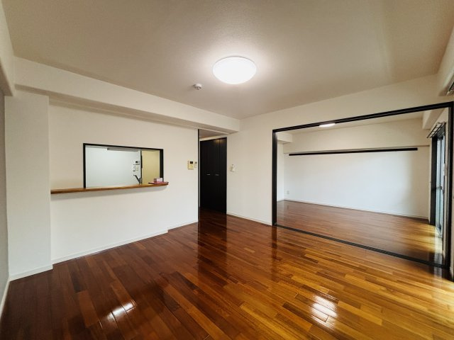 アーバンビュー内間の居間・リビング|※反転タイプになります。