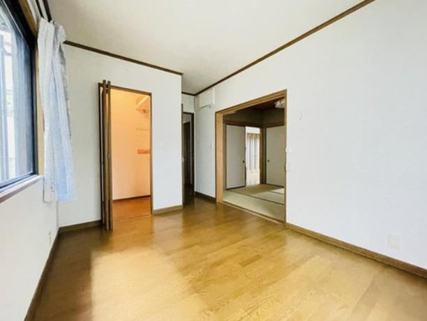 本山中町4丁目　中古戸建の洋室|1階洋室約6.5帖　約1.5帖のウォークインクローゼット付