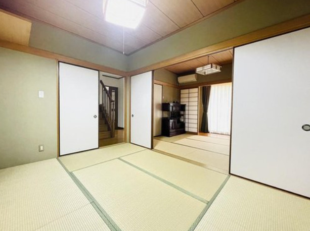本山中町4丁目　中古戸建の和室|1階　洋室⇔和室と行き来ができる押入れを備えた約６帖の和室