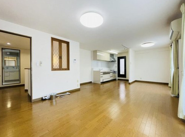 本山中町4丁目　中古戸建の居間・リビング|2階LDK約18.5帖　バルコニーに通じる勝手口があります