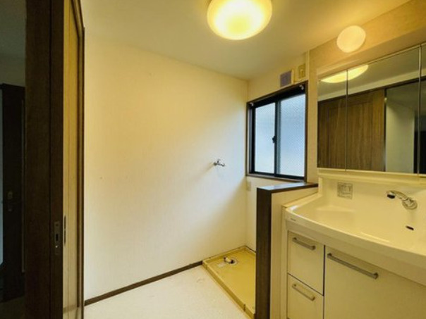 本山中町4丁目　中古戸建の洗面所|2階　日用品等をたっぷり収納できるカウンター付き洗面化粧台