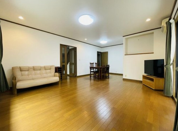 本山中町4丁目　中古戸建の居間・リビング|約16.75帖のリビング、床暖房あり