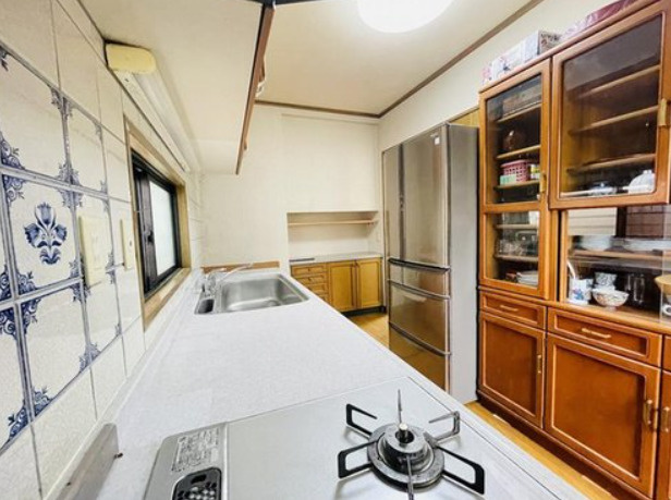 本山中町4丁目　中古戸建のキッチン|１階　約5帖あるキッチン、吊戸棚付き