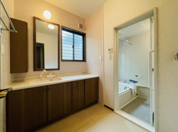 本山中町4丁目　中古戸建の洗面所|収納のあるゆったりとした洗面スペース