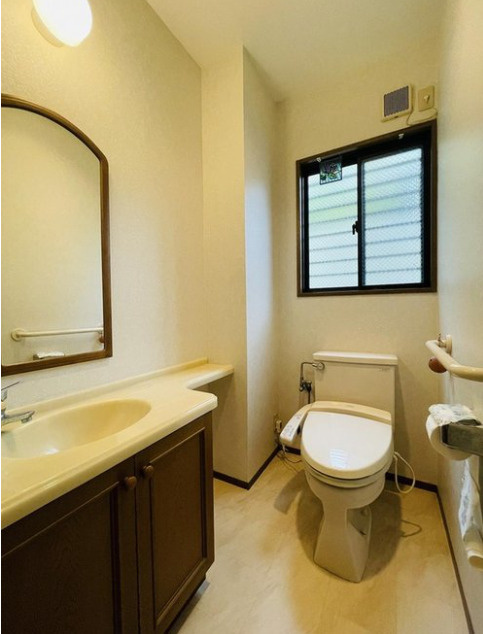 本山中町4丁目　中古戸建のトイレ|手洗いカウンターがあります