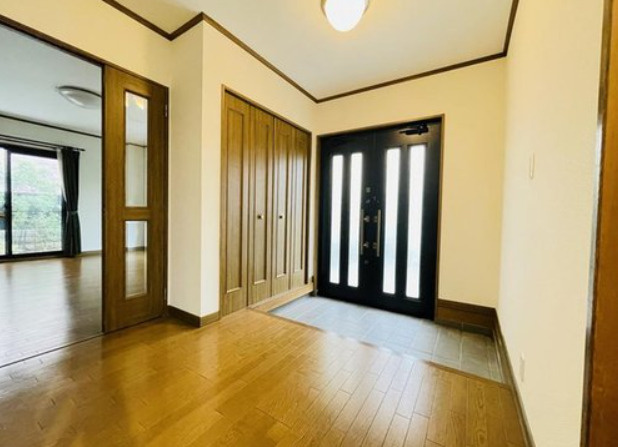本山中町4丁目　中古戸建の玄関|自然光を取り込む明るい玄関、大容量のシューズボックスあり
