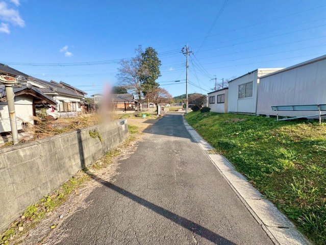 栗東市上砥山　中古戸建ての前面道路含む現地写真