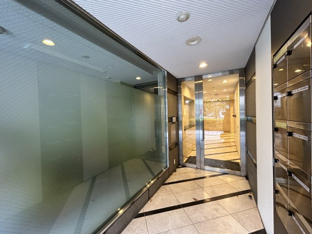 アソルティ日本橋小伝馬町ビルのエントランス