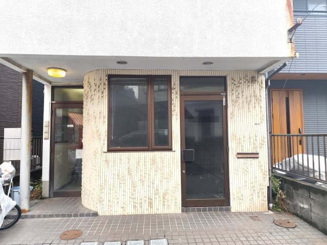 葛飾区東新小岩１丁目の事務所のエントランス