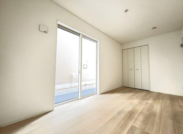 【洋室】 | 新座市畑中2丁目　新築一戸建住宅　全3棟　(志木本店) | 1階寝室／掃き出し窓で開放感良好