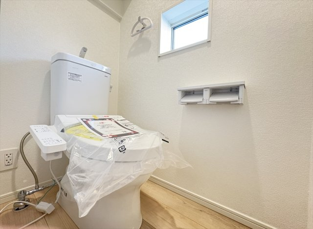 【トイレ】 | 新座市畑中2丁目　新築一戸建住宅　全3棟　(志木本店) | 1階トイレ／家族を感染症から守る温水洗浄便座を完備。