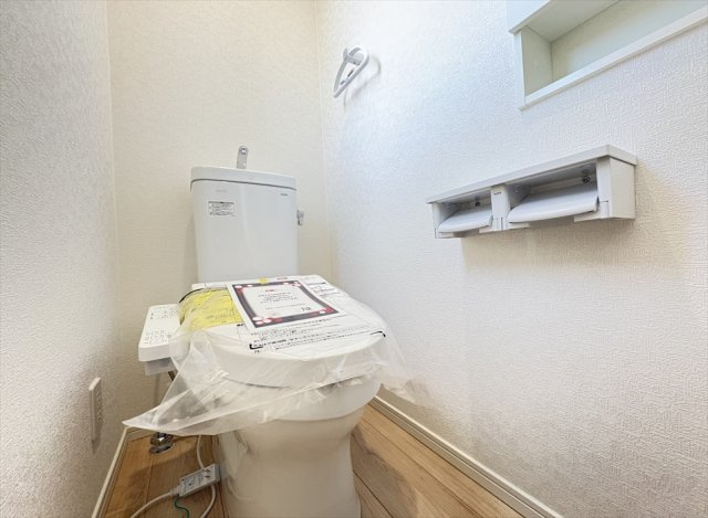 【トイレ】 | 新座市畑中2丁目　新築一戸建住宅　全3棟　(志木本店) | 2階トイレ／衛生用品やトイレットペーパー、掃除グッズの保管に便利な壁面収納でスッキリしたトイレ空間を維持できます。