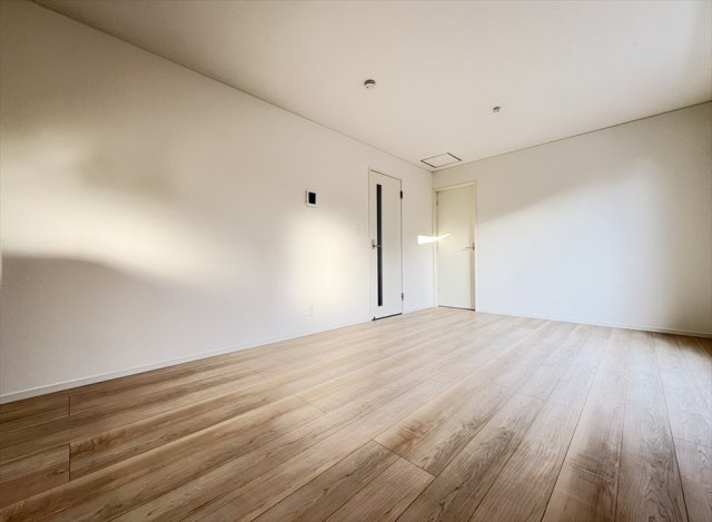 【居間・リビング】 | 新座市畑中2丁目　新築一戸建住宅　全3棟　(志木本店) | 15.5帖のゆとりあるファミリー空間。