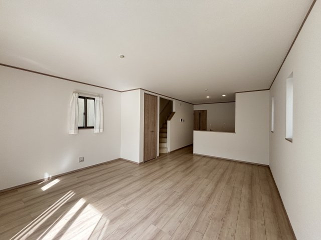 ハートフルタウン(春)名東区香流9期｜名古屋市の戸建ならホームアップの居間・リビング|南から陽射しが入り明るいリビング