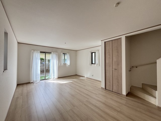 ハートフルタウン(春)名東区香流9期｜名古屋市の戸建ならホームアップの居間・リビング|リビングには掃除道具の収納に便利な収納庫