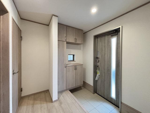 ハートフルタウン(春)名東区香流9期｜名古屋市の戸建ならホームアップの玄関|収納力あるシューズボックス付き