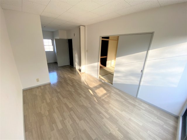 御苑ハイツAの居間・リビング