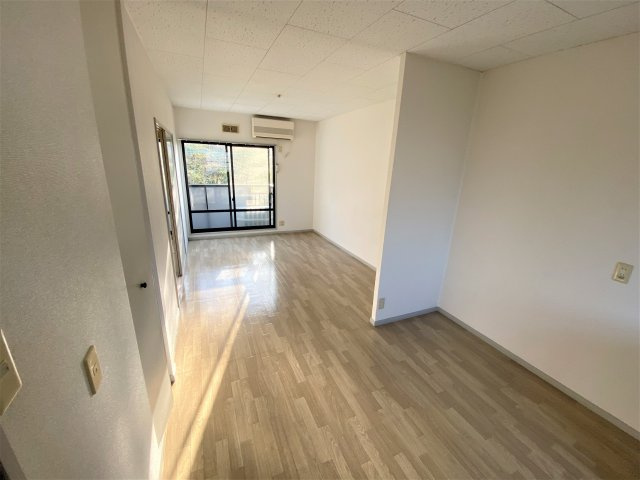 御苑ハイツAの居間・リビング