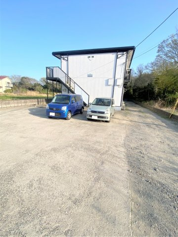 御苑ハイツAの駐車場