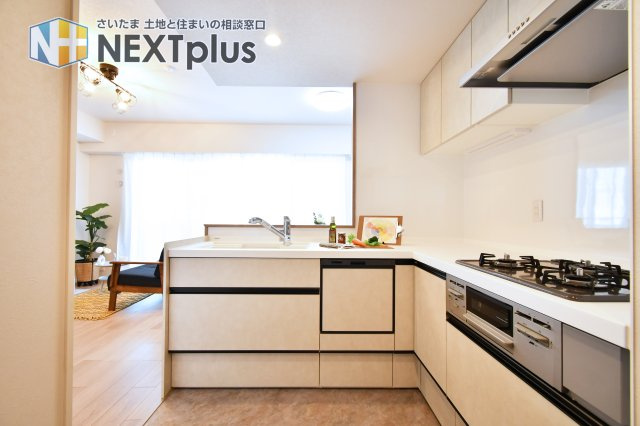 プラウド大宮日進のキッチン|キッチンスペースはL字型で独立した空間になっております。バリケードをつけることでお子様やペットを刃物や火の元へ近づかせることなく、安心安全にお料理を作ることができます！