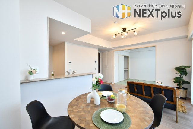 プラウド大宮日進の居間・リビング|LDK15.1帖：可動間仕切りを大きく開放すると…、合計20帖超えのゆったり空間に！和室の収納は押し入れタイプで大容量！散らかりがちなお部屋も、いつもスッキリ気持ち良い室内となります。