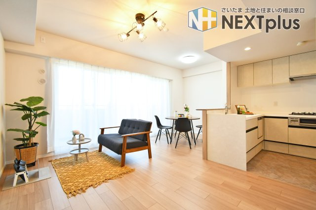 プラウド大宮日進の居間・リビング|LDK15.1帖：カウンターキッチンの前にはダイニングテーブルを置き、横にソファーやテレビを置く事で、ダイニング空間とリビング空間を分ける事ができメリハリがつきます！