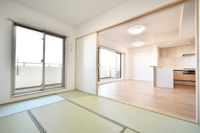 プラウド大宮日進の和室|和室6.0帖：リビング横の和室です。収納も大容量で、複数のお布団などもラクラク収納出来ます。玄関ホールからも出入り可能なので、ゲストの宿泊ルームや応接室にもおすすめです。