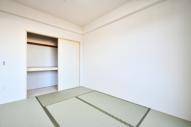 プラウド大宮日進の和室|和室6.0帖：押入タイプの収納ですので、収納力も高く来客用の寝具もそのまま収納出来ます！畳ですので、フローリングより暖かく柔らかい為、寝る人にも優しいお部屋となっております。