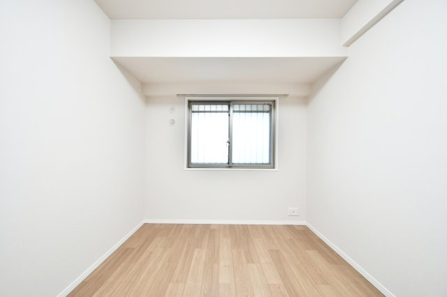 プラウド大宮日進の洋室|洋室①6.1帖：ダブルベッドやサイドテーブルも置く事ができる広さですので、主寝室におすすめです！休日はゆっくり睡眠し休息をとることが出来る西向きの洋室です。ウォークインクローゼット付です。