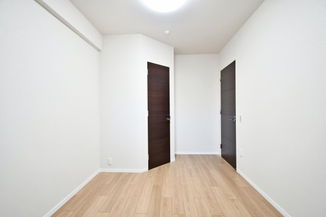 プラウド大宮日進の洋室|洋室①6.1帖：ウォークインクローゼットにはハンガーパイプが両面にあるため収納力もGOODです！上の段には季節物などを収納することで、空間を上手に活用することが出来ます！