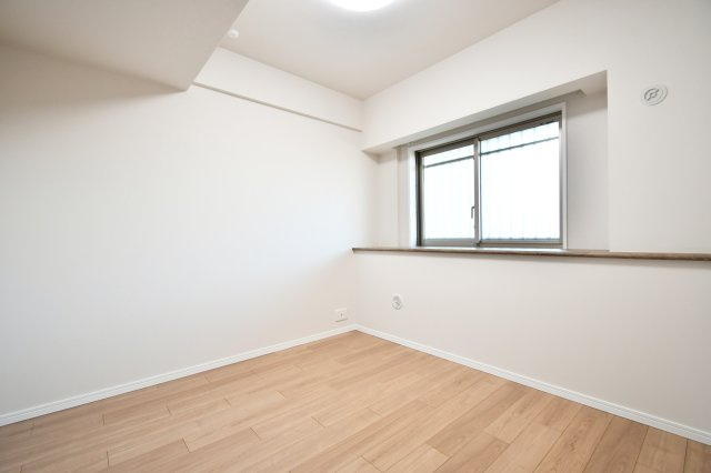 プラウド大宮日進の洋室|洋室②5.1帖：白基調な洋室ですのでより空間を広く感じさせます。梁などデッドスペースになるものが室内にないため、家具のレイアウトもしやすいお部屋になっております！