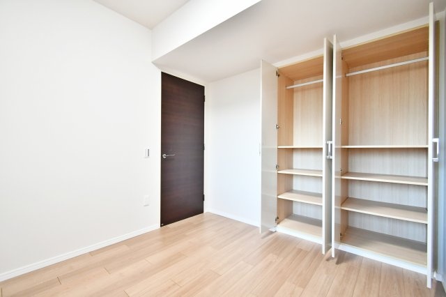 プラウド大宮日進の洋室|洋室②5.1帖：クローゼットは上下セパレート・ハンガーパイプ付きです！上には季節物や思い出など毎日手に取らないものを収納、下にはハンガーパイプへコートや洋服など…かける収納もできます！