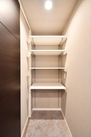 プラウド大宮日進の収納|キッチン後ろにはパントリーも備わっております。パントリーは洗面室へつながっておりますので、水回り集中設計・家事動線GOODな回遊動線です◎！リビングにはパントリー
の他にも収納があります◎