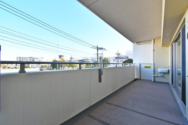 プラウド大宮日進のバルコニー|難しいイメージの住宅ローンは経験スタッフが丁寧にお手伝いしますのでご安心下さい。「家を買って終わり」ではなく、「買ってからがスタート」と考え、一人ひとりにあった資金計画やプランをご提案致します！