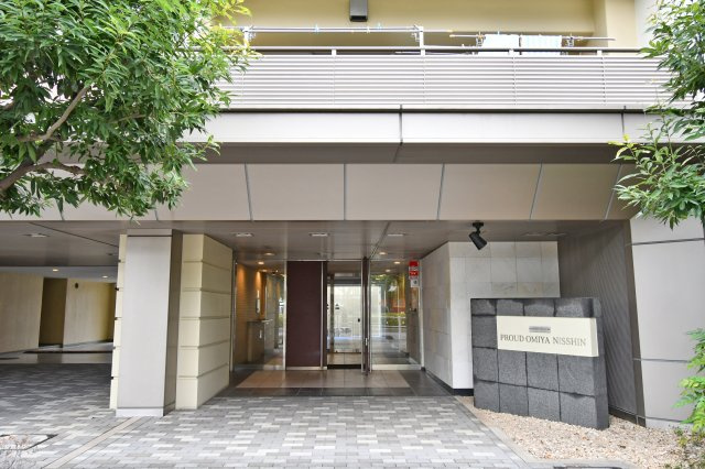 プラウド大宮日進のエントランス|当社はポータルサイト掲載物件、他社様掲載物件なども含めて複数物件をまとめてご案内可能です！気になる物件はいくつでもご気軽にお申し付けください。皆様のご連絡心よりお待ちしております。