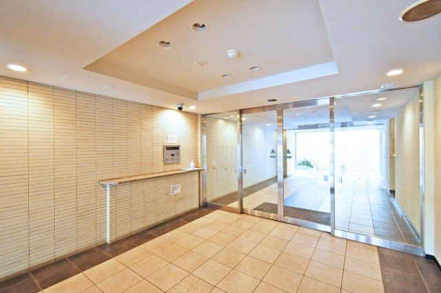 プラウド大宮日進のエントランス|『物件を今日見てみたい』といった当日のご案内、同条件などの物件、他社様掲載物件もご紹介可能！一日でまとめて内覧したい方、ぜひ当社までお問い合わせ下さい。スタッフ一同皆様のご連絡お待ちしております！