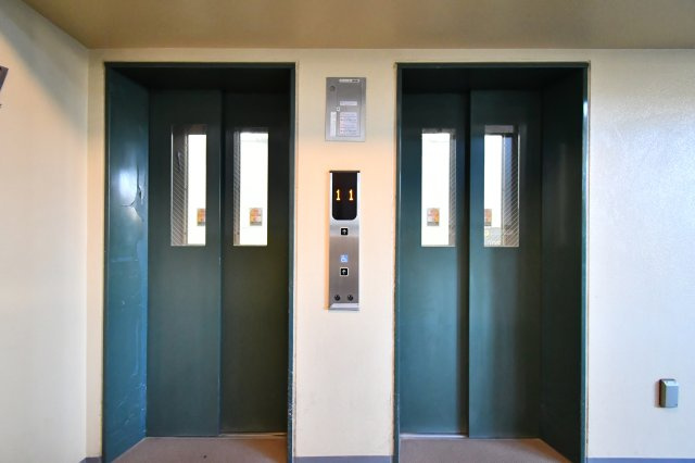 プラウド大宮日進のその他共用部分|エレベーターは2基設置されております!朝のラッシュの時間帯にも安心ですね！大荷物を抱えているときやお子様やワンちゃんを抱っこしているときでも楽々昇降できます♪