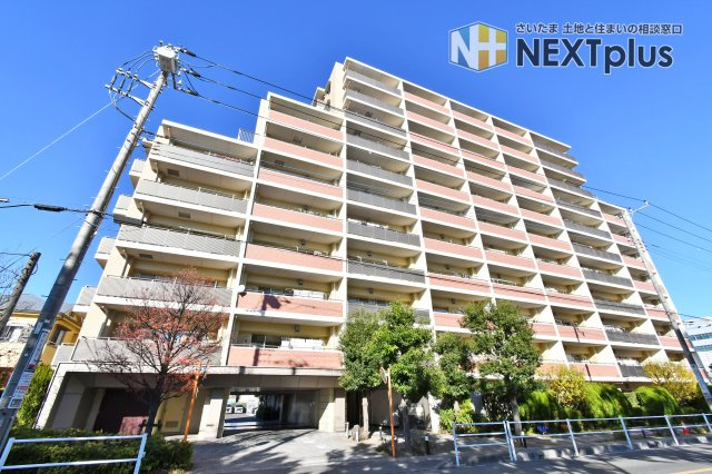 プラウド大宮日進の外観|JR川越線『日進』駅まで徒歩13分の立地です。都内へのアクセスも良好で通勤通学に便利です。小・中学校が徒歩5分圏内ですので、お子様がいるご家庭も安心の距離です。オートロック付きでセキュリティ面も安心◎