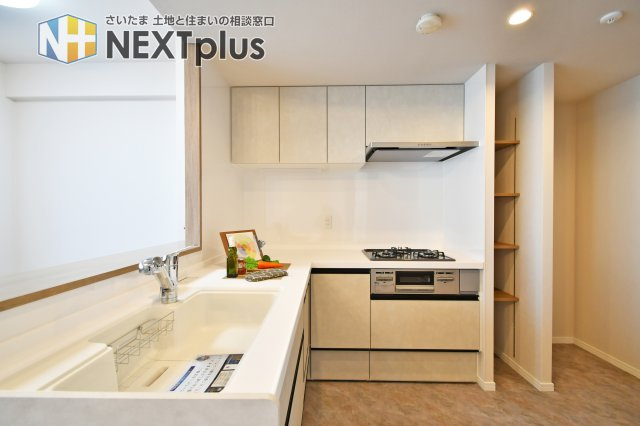 プラウド大宮日進のキッチン|食洗器付きのシステムキッチン。面倒な洗い物、苦手な洗い物、時間がない時の洗い物etc.　食洗器に頼ることで、自分時間や家族との時間を過ごすことができる嬉しい設備です。