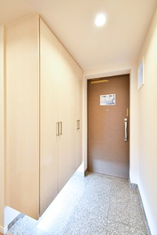 プラウド大宮日進の玄関|トールサイズのシューズボックスですので、ご家族分の靴がしっかり収納する事ができます！ブーツや長靴などの季節ものや、高さのあるヒールなどもまとめて収納できるのが嬉しいポイントです。