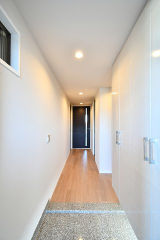 プラウド大宮日進の玄関|白を基調とした玄関。明るく広く見せる工夫が施されております！センサーライトになっておりますので、電気の消し忘れもない＆帰宅時も明るい玄関でお出迎えしてくれる家族想いな玄関です。