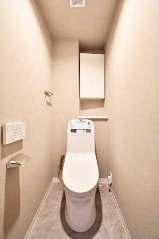 プラウド大宮日進のトイレ|トイレ：奥行きにゆとりがあり、圧迫感の少ないトイレスペース。吊戸棚付きで、トイレットペーパーなどの備品補充も楽々行えます。掃除用具をしまうと清潔感も消す事ができ、イマドキなお部屋にできます。