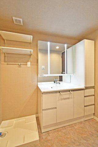 プラウド大宮日進の独立洗面台|三面鏡付洗面化粧台は忙しい朝の強い味方！サイドボックスには普段使いのタオル類をたくさん収納出来ますので…、入浴後ご家族の「タオル忘れたから取ってー！」という叫び声はこれで解消です。