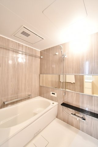 プラウド大宮日進の浴室|シックで上品さを感じるバスルームはまるでホテルのような仕上がり。日常から解放できる癒しの空間となります。木目がアクセントになっております！新品ですのでご入居後から気持ちよく入浴頂けます。