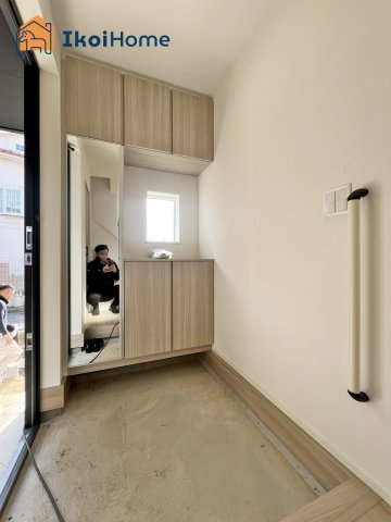 明石市大久保町山手台2丁目24-2期　新築戸建　1号棟の玄関|【ホームページに現地動画掲載中】●年中無休：当日予約可●コの字型の大型靴箱がございます！