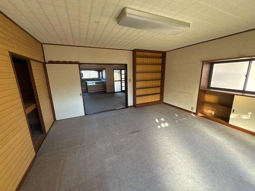 木更津市茅野　中古戸建の居間・リビング|壁面収納付居室