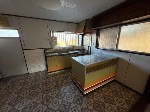 木更津市茅野　中古戸建のキッチン|対面カウンター付きの広いキッチン